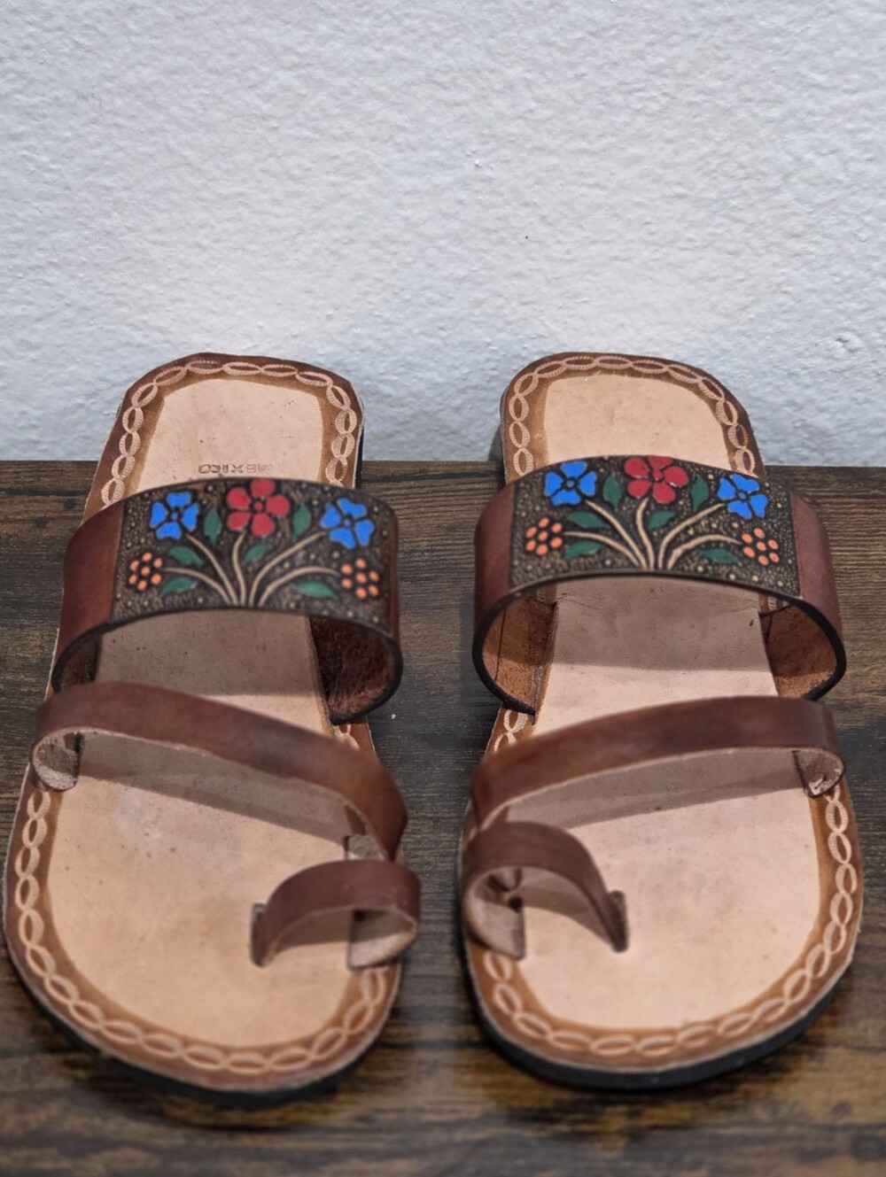 Mexican Women's Leather Hand-Tooled Hurache Sandals - Picture 2 of 5